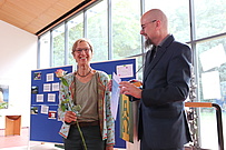 Margret Goertz (Pflegedienst Meyer & Kratzsch) und Rektor Prof. Dr. Sebastian Schröer-Werner
