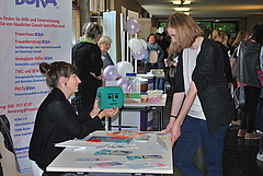 Aussteller:innen und Besucher:innen der Praxismesse Soziale Arbeit an der EHB