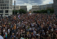 Blick vom Wagen aus: Viele Menschen folgen dem Truck