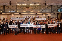3. Bundeskongress Elternbegleitung mit Bundesfamilienministerin Frau Dr. Franziska Giffey (Foto Mitte), Prof. Dr. Julia Lepperhoff (5. von links) und Frau Dr. Lena Correll (ganz rechts).