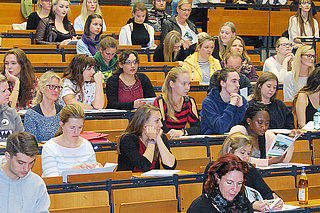 Studierende im Auditorium Maximum der EHB