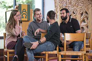 Studrende im Gespräch in der Kirche auf dem EHB-Campus