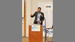 DEKV Vorsitzender Christoph Radbruch auf dem Podium im Audimax der EHB