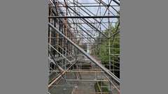 Viele Metallrohre eines Gerüstes überkreuzen sich bis in die Ferne und stellen ein Gerüst da